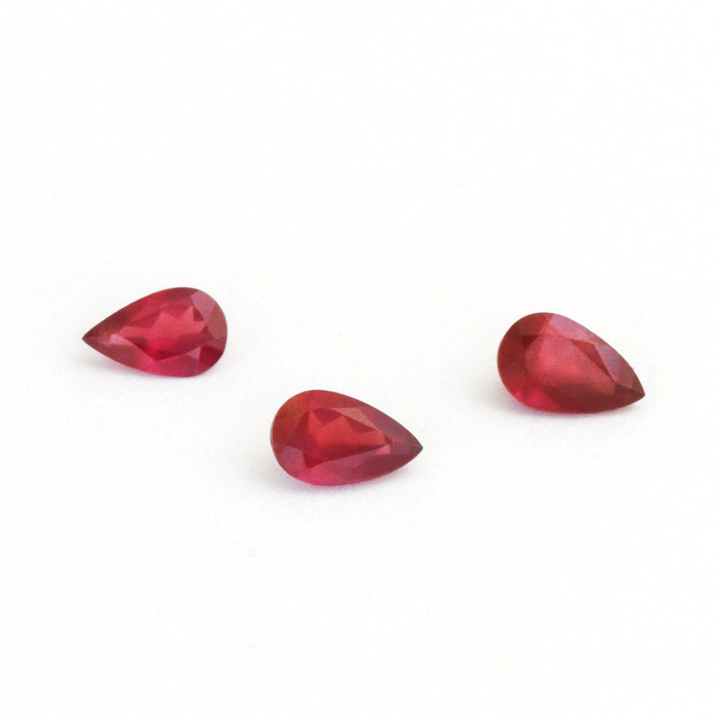 4x2.5mm AA Pomme Ruby™ Pears