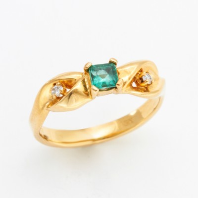 4mm Square Emerald Cut Emerald & Diamond Bow Tie Ring in 18kt Gold