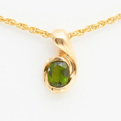 8x6mm Oval Natural Imperial Diopside Scoop Pendant in 14kt Gold