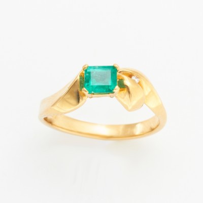 4mm Square Emerald Cut Emerald & Diamond Curve Ring in 18kt Gold