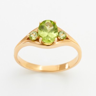 8x6mm Oval Mesa Verde Peridot Three Stone Ring in 14kt Gold